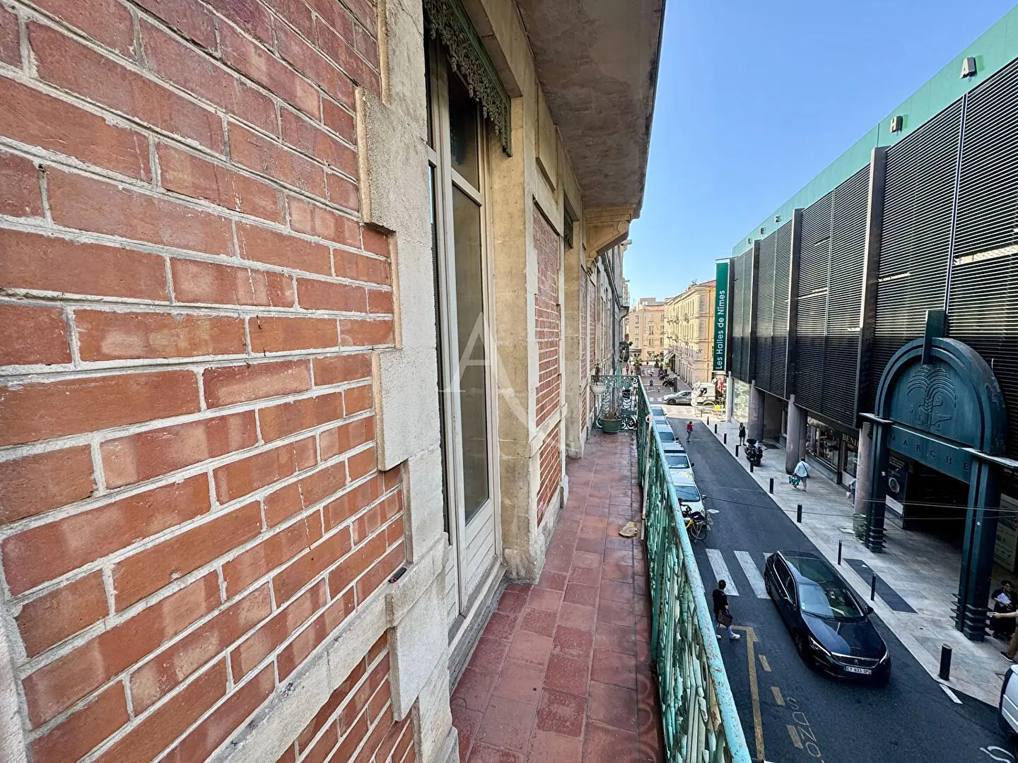 غرفة معيشة; أرضية خشبية, ضوء طبيعي, أسلوب عصري, أسقف عالية