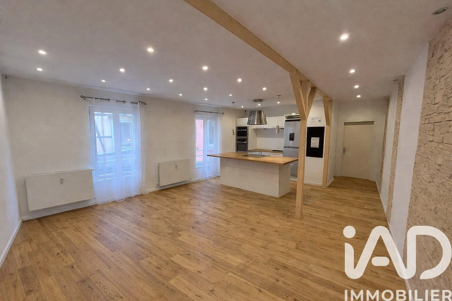 Кухня; кухненски уреди, дървен под, естествена светлина, модерен стил, ремонтиран