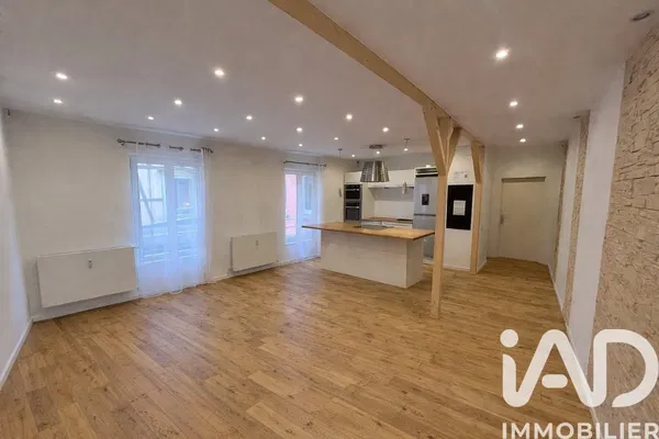 Кухня; кухненски уреди, дървен под, естествена светлина, модерен стил, ремонтиран