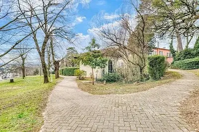 Oturma odası; ahşap zemin, doğal ışık, modern stil, yüksek tavan