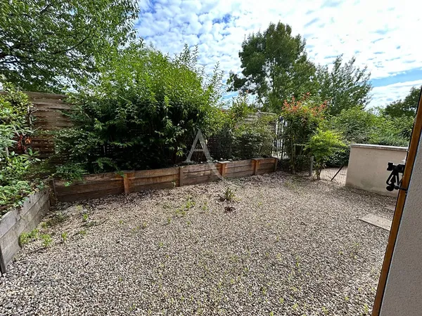 Oturma odası; ahşap zemin, doğal ışık, modern stil, yüksek tavan