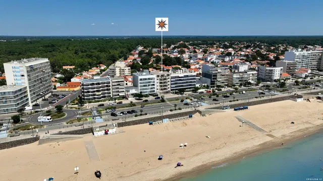 Sala de estar; chão de madeira, luz natural, estilo moderno, teto alto