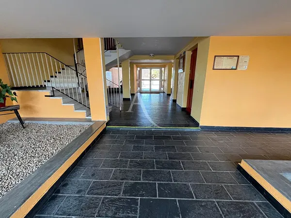 غرفة معيشة; أرضية خشبية, ضوء طبيعي, أسلوب عصري, أسقف عالية