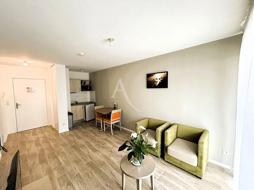 غرفة معيشة; أرضية خشبية, ضوء طبيعي, أسلوب عصري, أسقف عالية