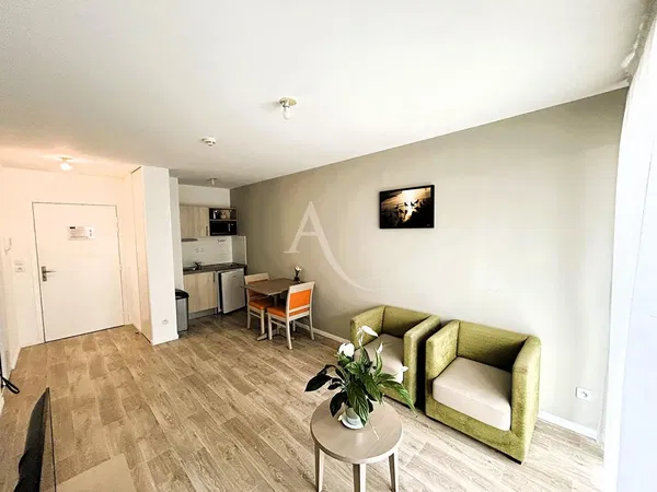 غرفة معيشة; أرضية خشبية, ضوء طبيعي, أسلوب عصري, أسقف عالية