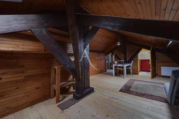 Obývací pokoj; dřevěná podlaha, přirozené světlo, moderní styl, vysoké stropy