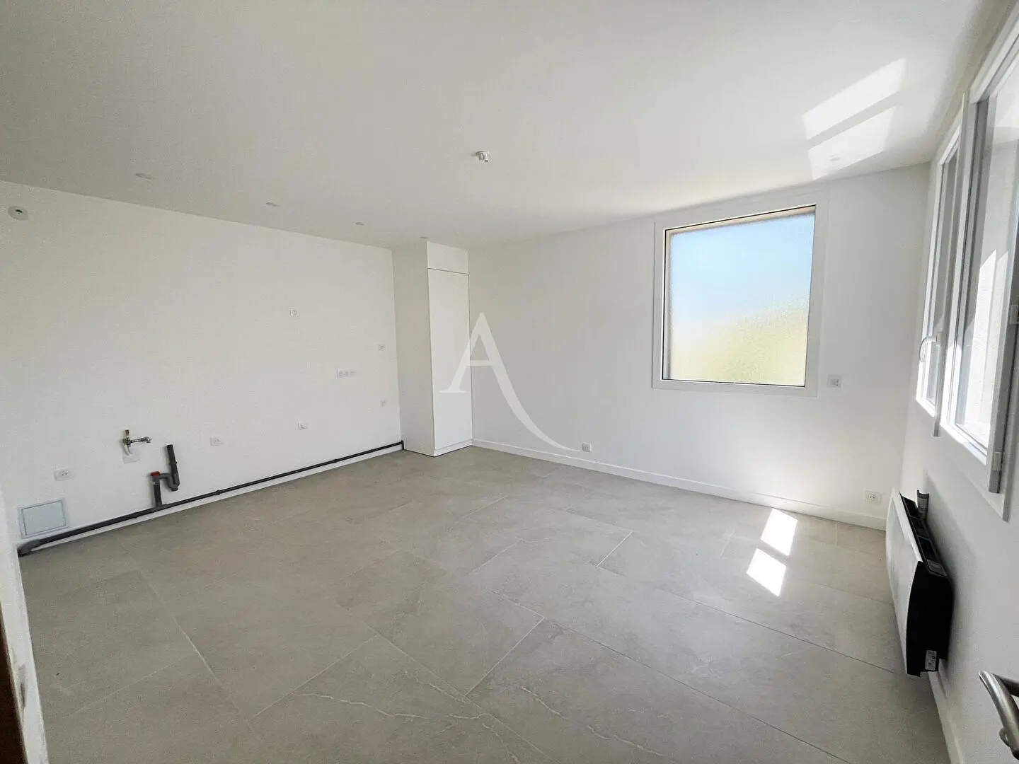 Wohnzimmer; holzboden, tageslicht, moderner stil, hohe decken