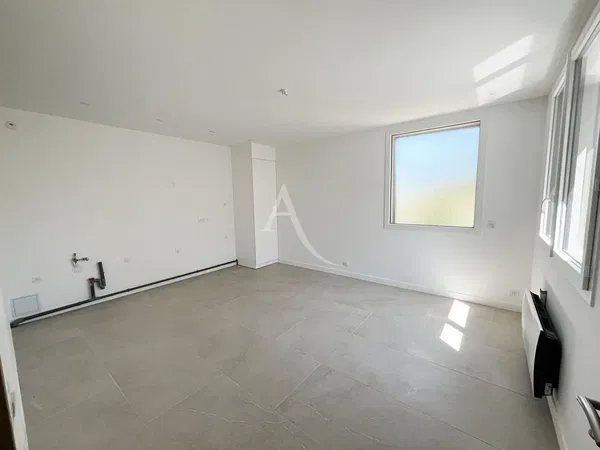 Wohnzimmer; holzboden, tageslicht, moderner stil, hohe decken