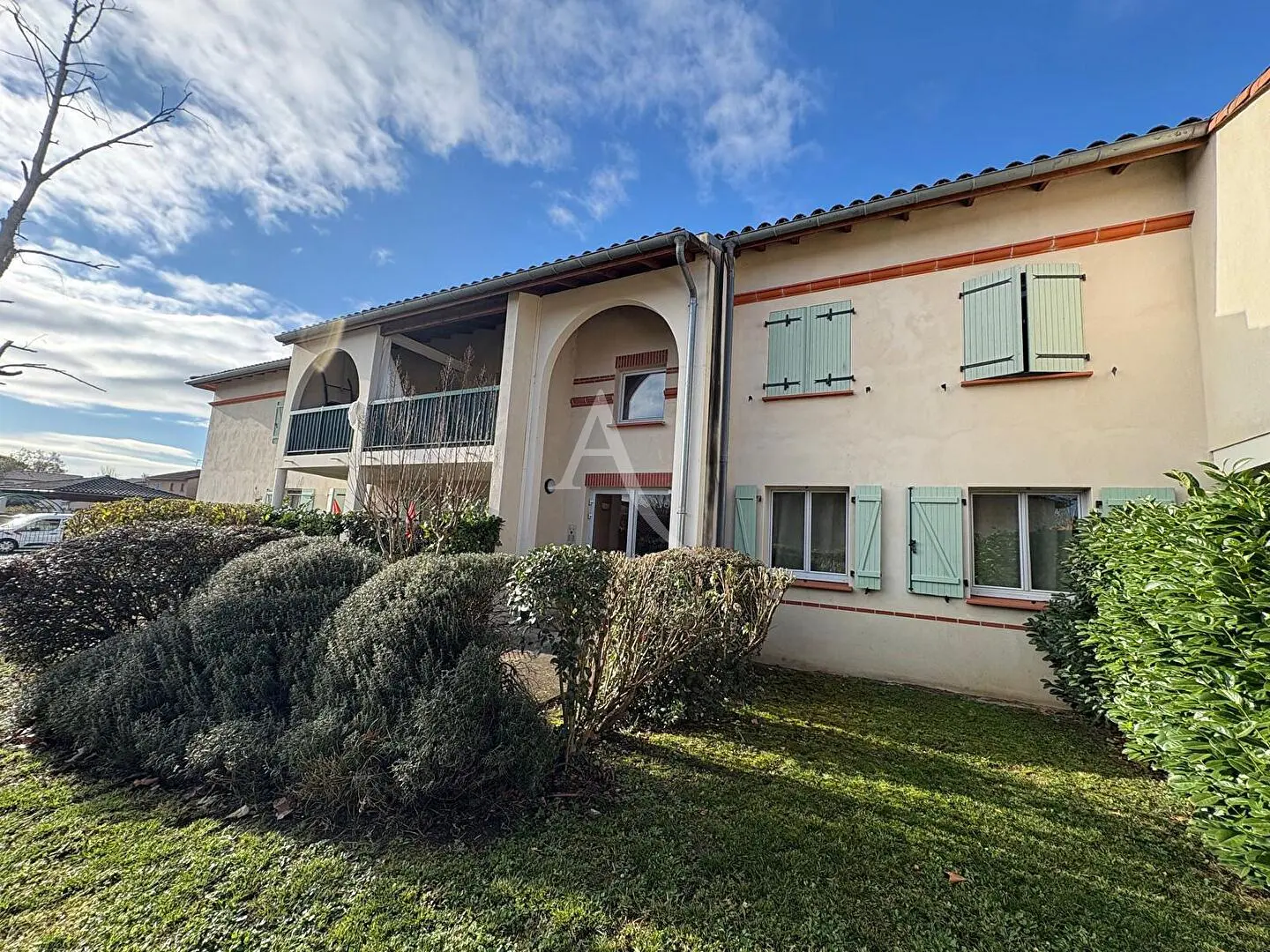 غرفة معيشة; أرضية خشبية, ضوء طبيعي, أسلوب عصري, أسقف عالية