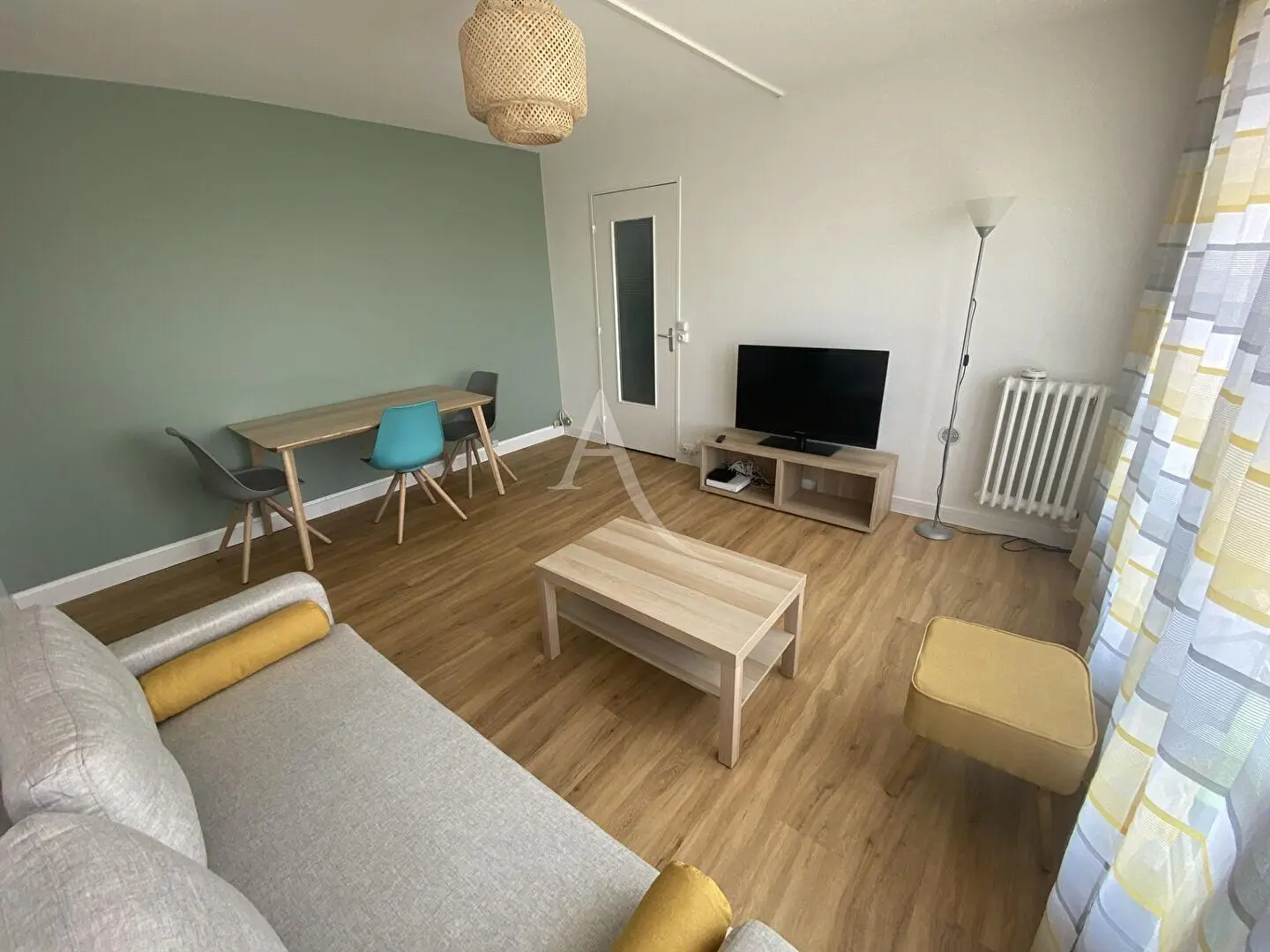 Soggiorno; pavimento in legno, luce naturale, stile moderno, soffitti alti