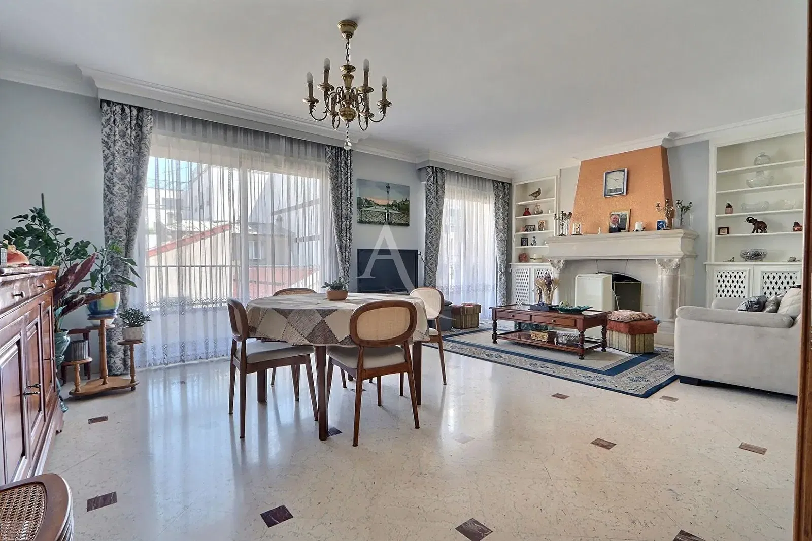 Soggiorno; pavimento in legno, luce naturale, stile moderno, soffitti alti