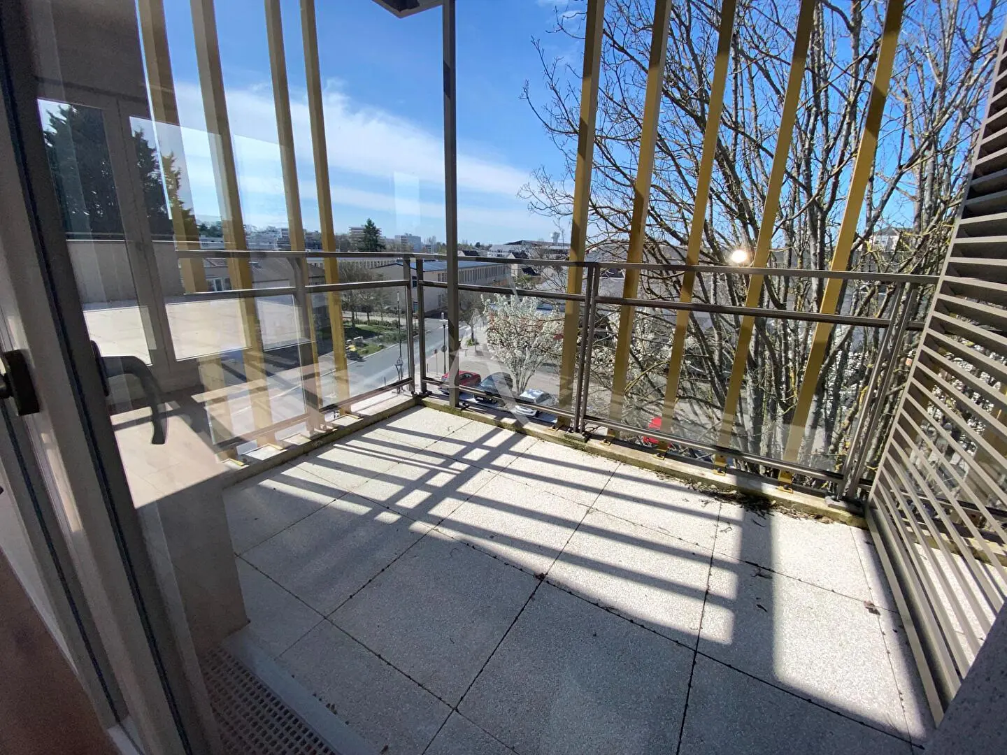 Wohnzimmer; holzboden, tageslicht, moderner stil, hohe decken