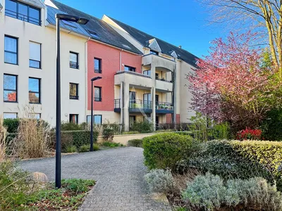 Obývačka; drevená podlaha, prirodzené svetlo, moderný štýl, vysoké stropy