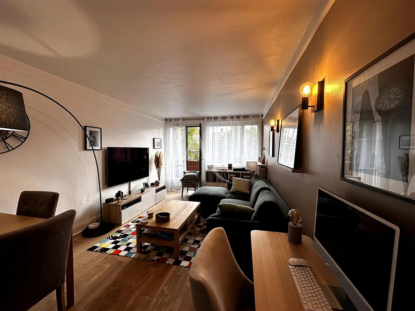 Σαλόνι; ξύλινο πάτωμα, φυσικό φως, μοντέρνο στυλ, ψηλά ταβάνια