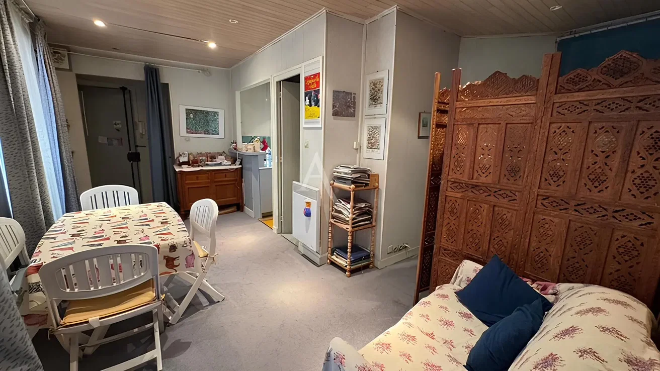 Wohnzimmer; holzboden, tageslicht, moderner stil, hohe decken