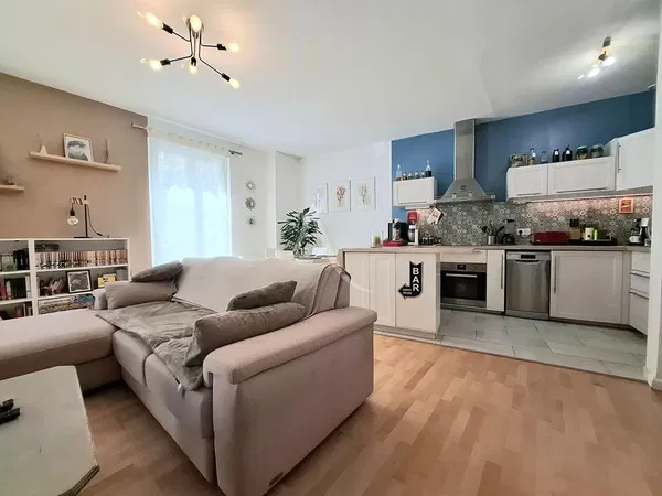 Obývací pokoj; dřevěná podlaha, přirozené světlo, moderní styl, vysoké stropy