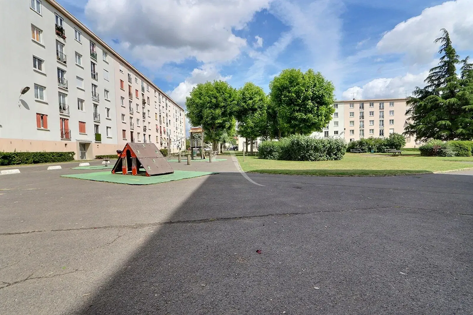 Σαλόνι; ξύλινο πάτωμα, φυσικό φως, μοντέρνο στυλ, ψηλά ταβάνια