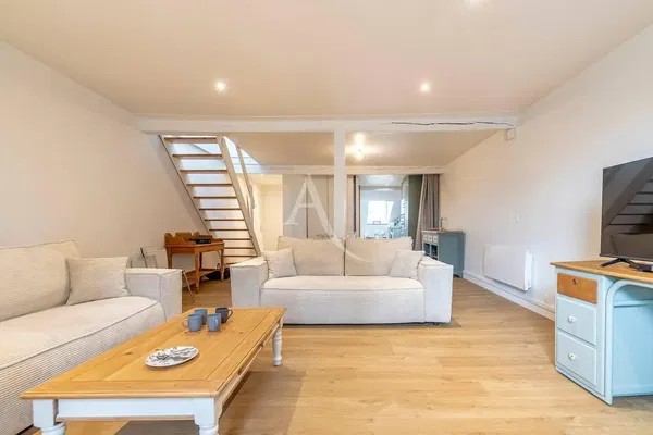 Σαλόνι; ξύλινο πάτωμα, φυσικό φως, μοντέρνο στυλ, ψηλά ταβάνια