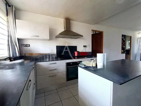 Wohnzimmer; holzboden, tageslicht, moderner stil, hohe decken