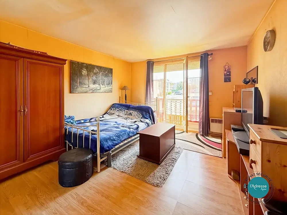 Soggiorno; pavimento in legno, luce naturale, stile moderno, soffitti alti