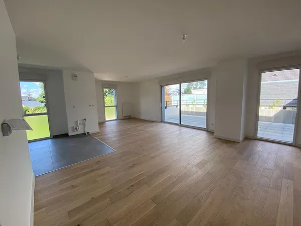 Σαλόνι; ξύλινο πάτωμα, φυσικό φως, μοντέρνο στυλ, ψηλά ταβάνια