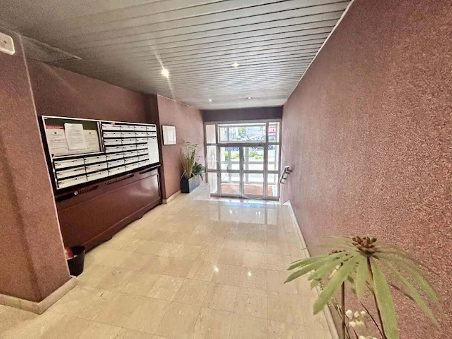 Soggiorno; pavimento in legno, luce naturale, stile moderno, soffitti alti