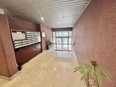 Soggiorno; pavimento in legno, luce naturale, stile moderno, soffitti alti