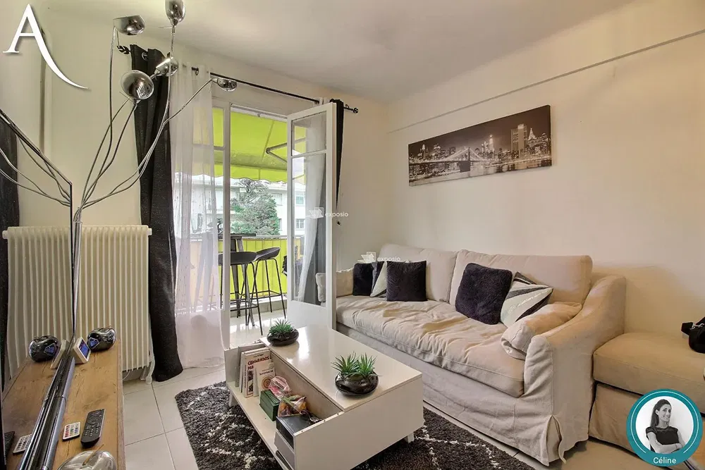 Oturma odası; ahşap zemin, doğal ışık, modern stil, yüksek tavan