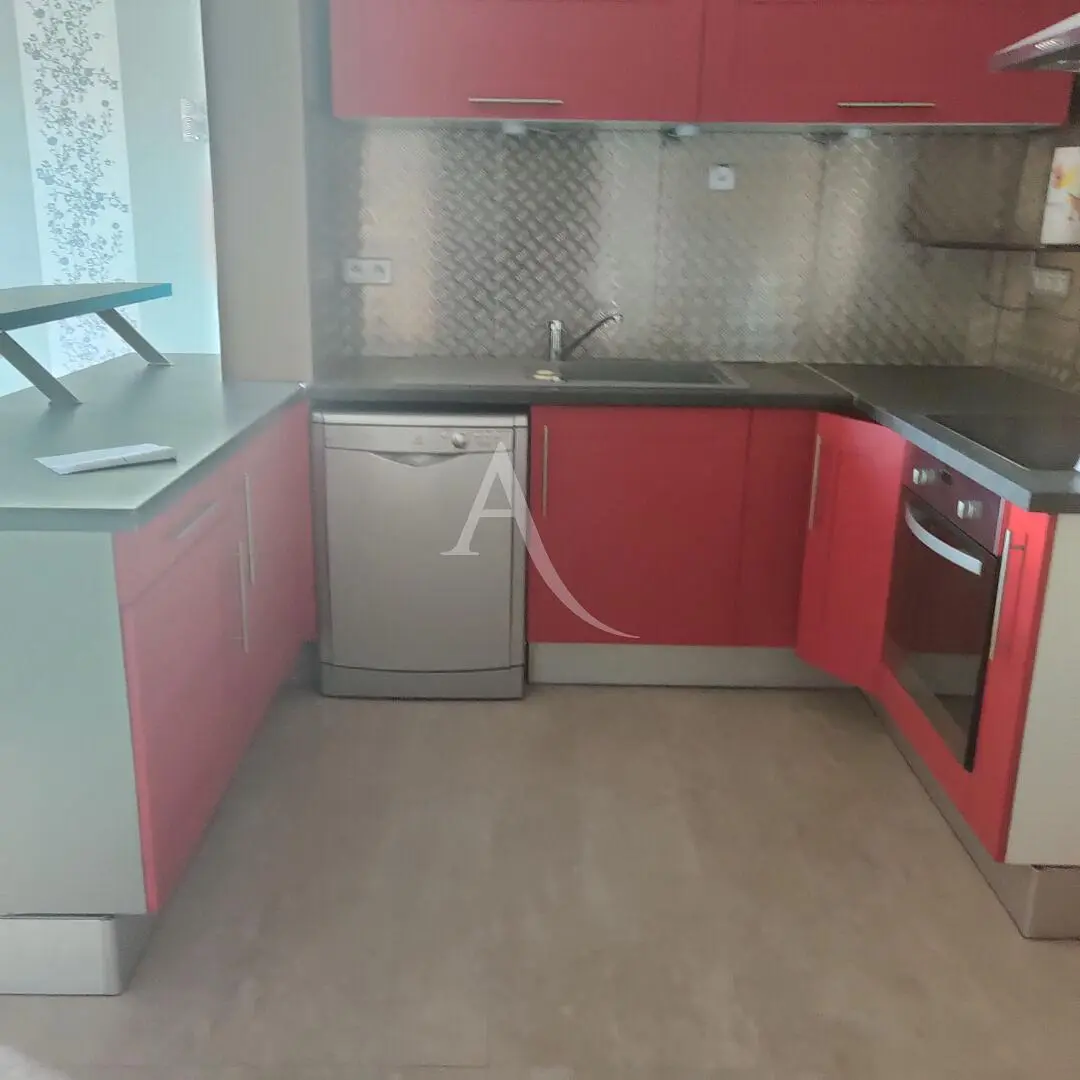 Σαλόνι; ξύλινο πάτωμα, φυσικό φως, μοντέρνο στυλ, ψηλά ταβάνια