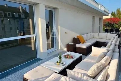 Wohnzimmer; holzboden, tageslicht, moderner stil, hohe decken