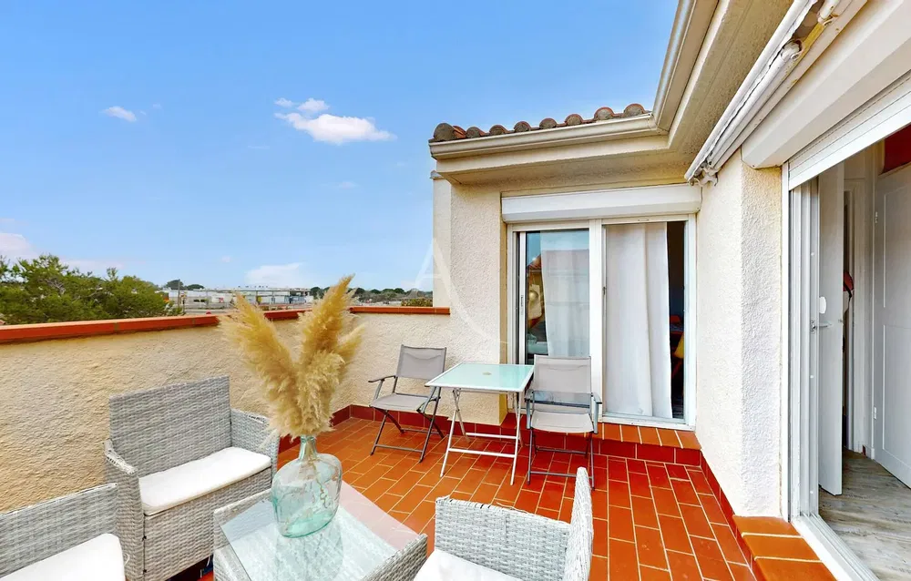 Dnevna soba; drveni pod, prirodno svjetlo, moderni stil, visoki plafoni