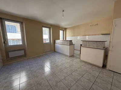 Oturma odası; ahşap zemin, doğal ışık, modern stil, yüksek tavan