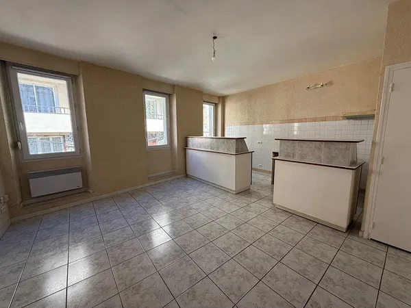 Oturma odası; ahşap zemin, doğal ışık, modern stil, yüksek tavan