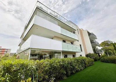 Wohnzimmer; holzboden, tageslicht, moderner stil, hohe decken