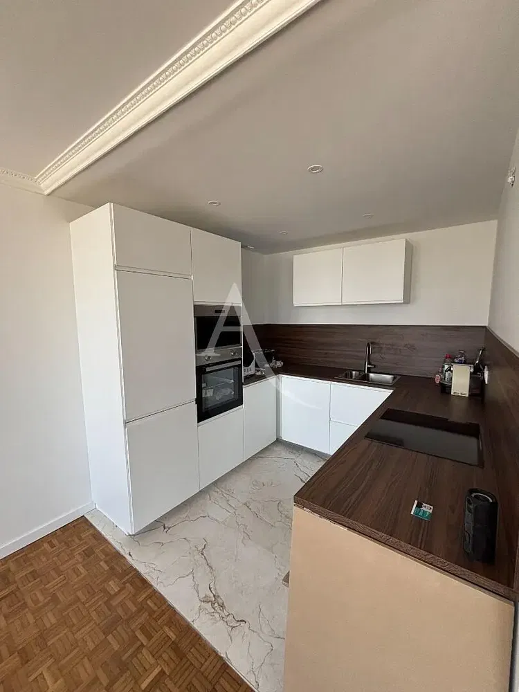 Cucina; elettrodomestici, pavimento in legno, luce naturale, stile moderno, ristrutturato