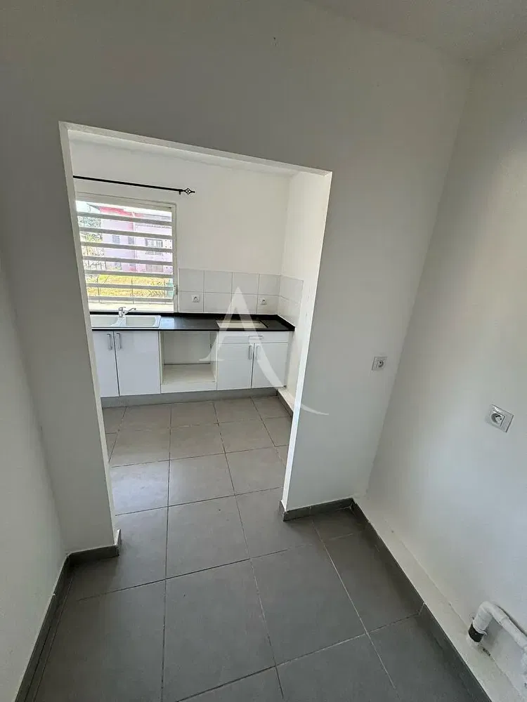 Living room; wood floor, natural light, modern style, high ceiling