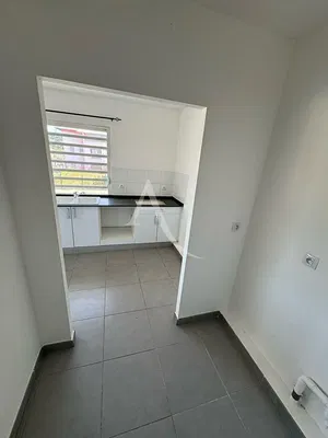 Living room; wood floor, natural light, modern style, high ceiling