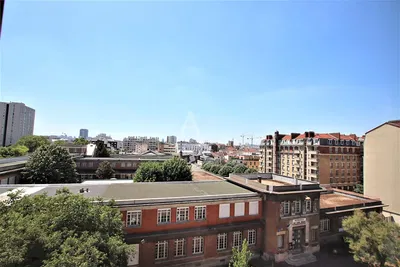 Soggiorno; pavimento in legno, luce naturale, stile moderno, soffitti alti