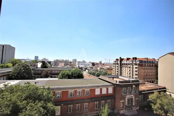 Soggiorno; pavimento in legno, luce naturale, stile moderno, soffitti alti