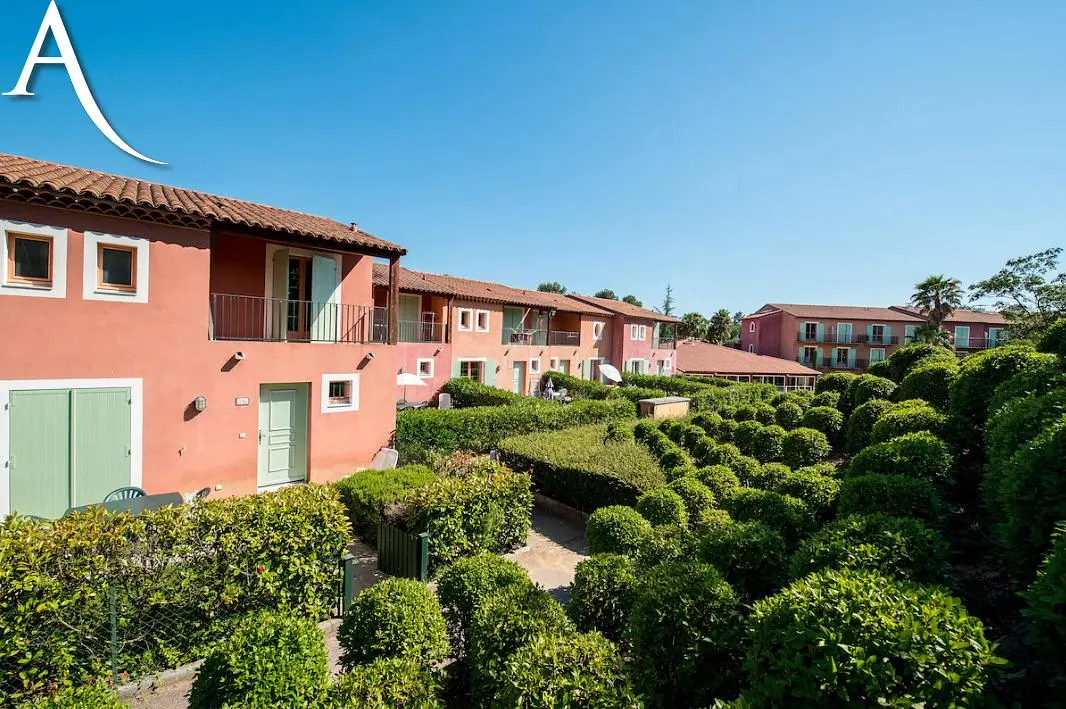 Soggiorno; pavimento in legno, luce naturale, stile moderno, soffitti alti