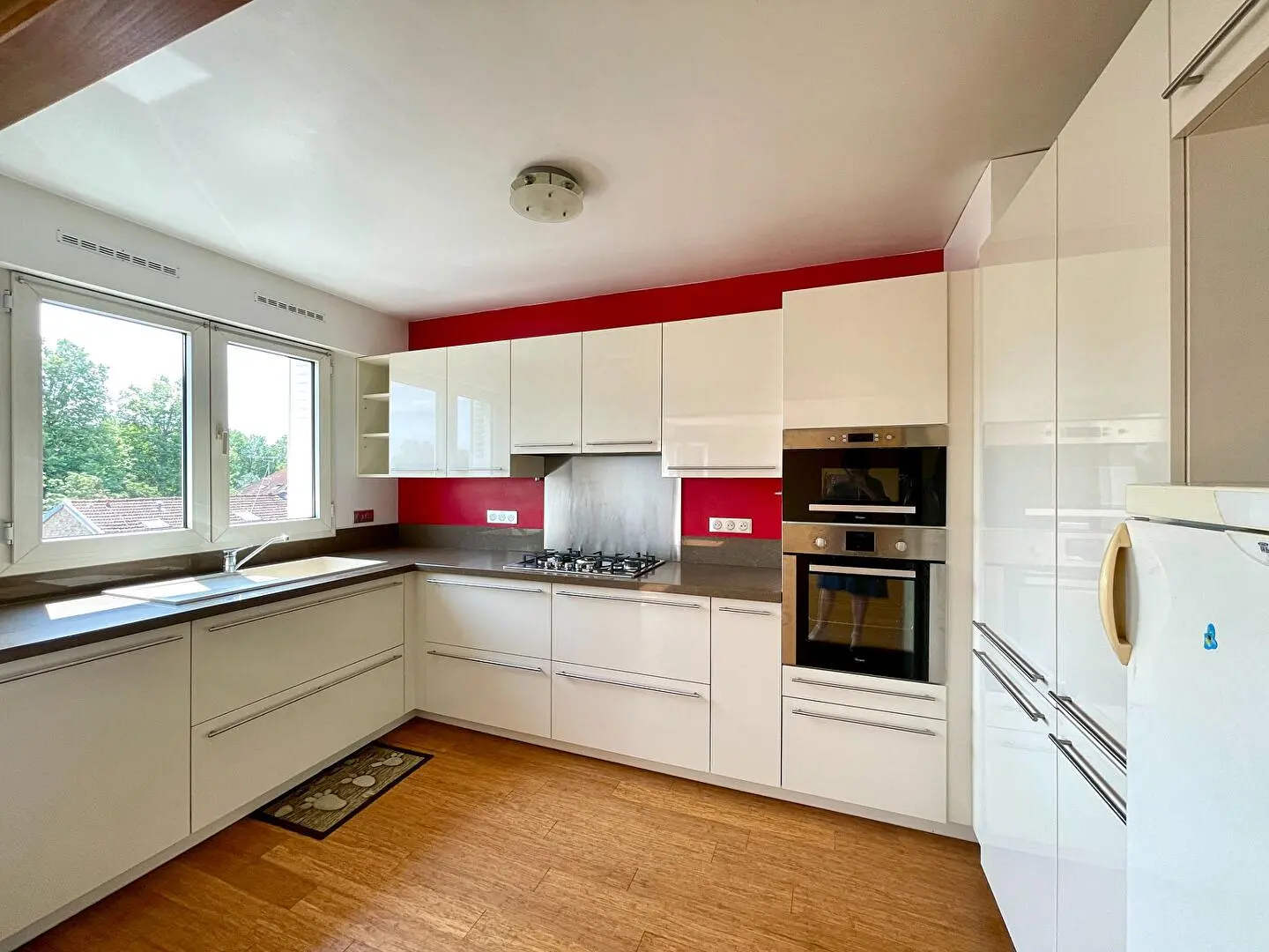 Obývací pokoj; dřevěná podlaha, přirozené světlo, moderní styl, vysoké stropy