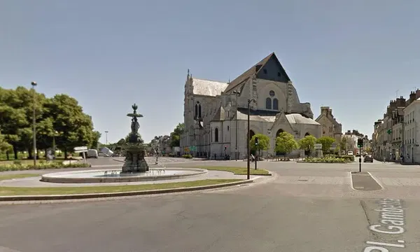 Soggiorno; pavimento in legno, luce naturale, stile moderno, soffitti alti