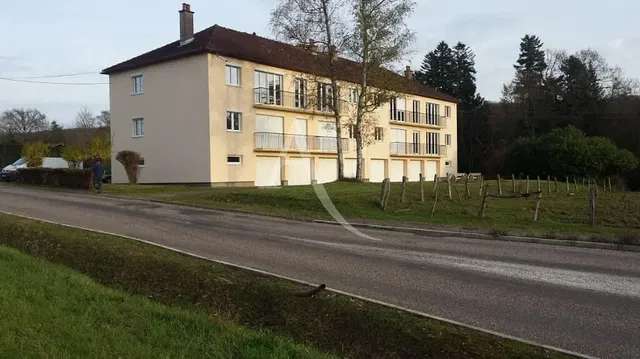 Wohnzimmer; holzboden, tageslicht, moderner stil, hohe decken