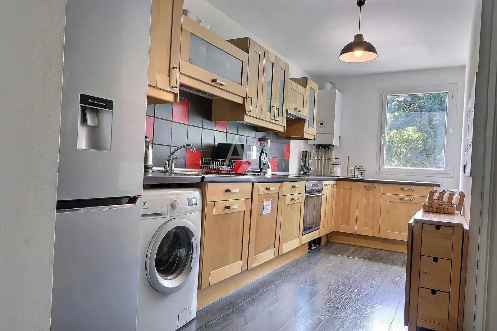 Soggiorno; pavimento in legno, luce naturale, stile moderno, soffitti alti