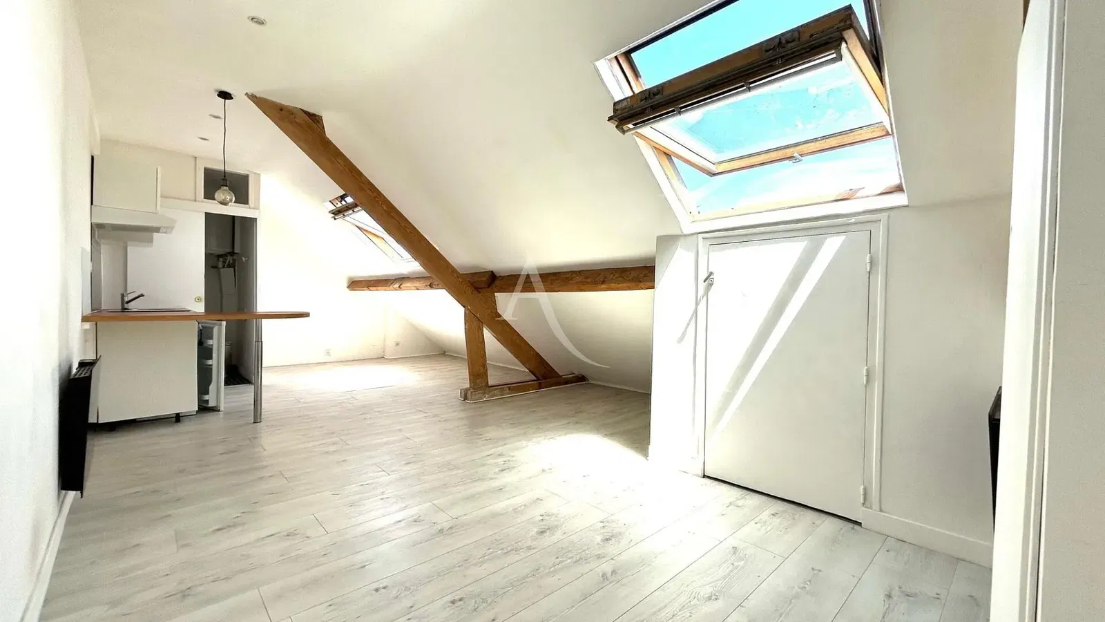 Cozinha; eletrodomésticos, chão de madeira, luz natural, estilo moderno, renovado