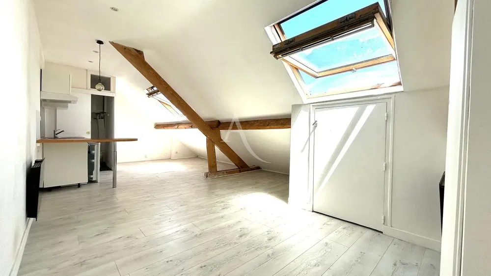 Cucina; elettrodomestici, pavimento in legno, luce naturale, stile moderno, ristrutturato