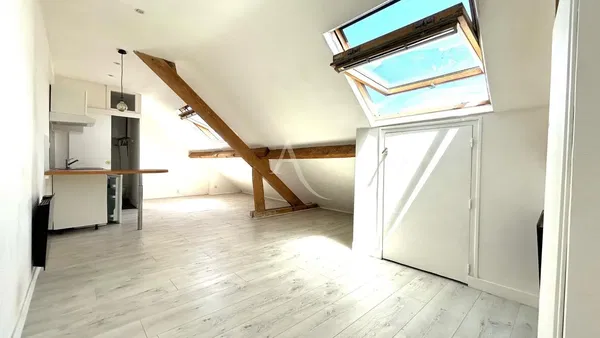 Cucina; elettrodomestici, pavimento in legno, luce naturale, stile moderno, ristrutturato