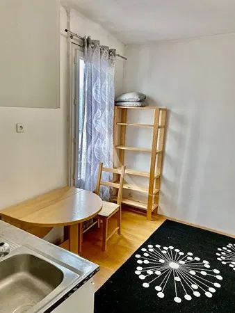 Soggiorno; pavimento in legno, luce naturale, stile moderno, soffitti alti