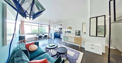 Obývací pokoj; dřevěná podlaha, přirozené světlo, moderní styl, vysoké stropy