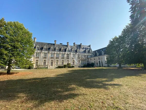 Soggiorno; pavimento in legno, luce naturale, stile moderno, soffitti alti